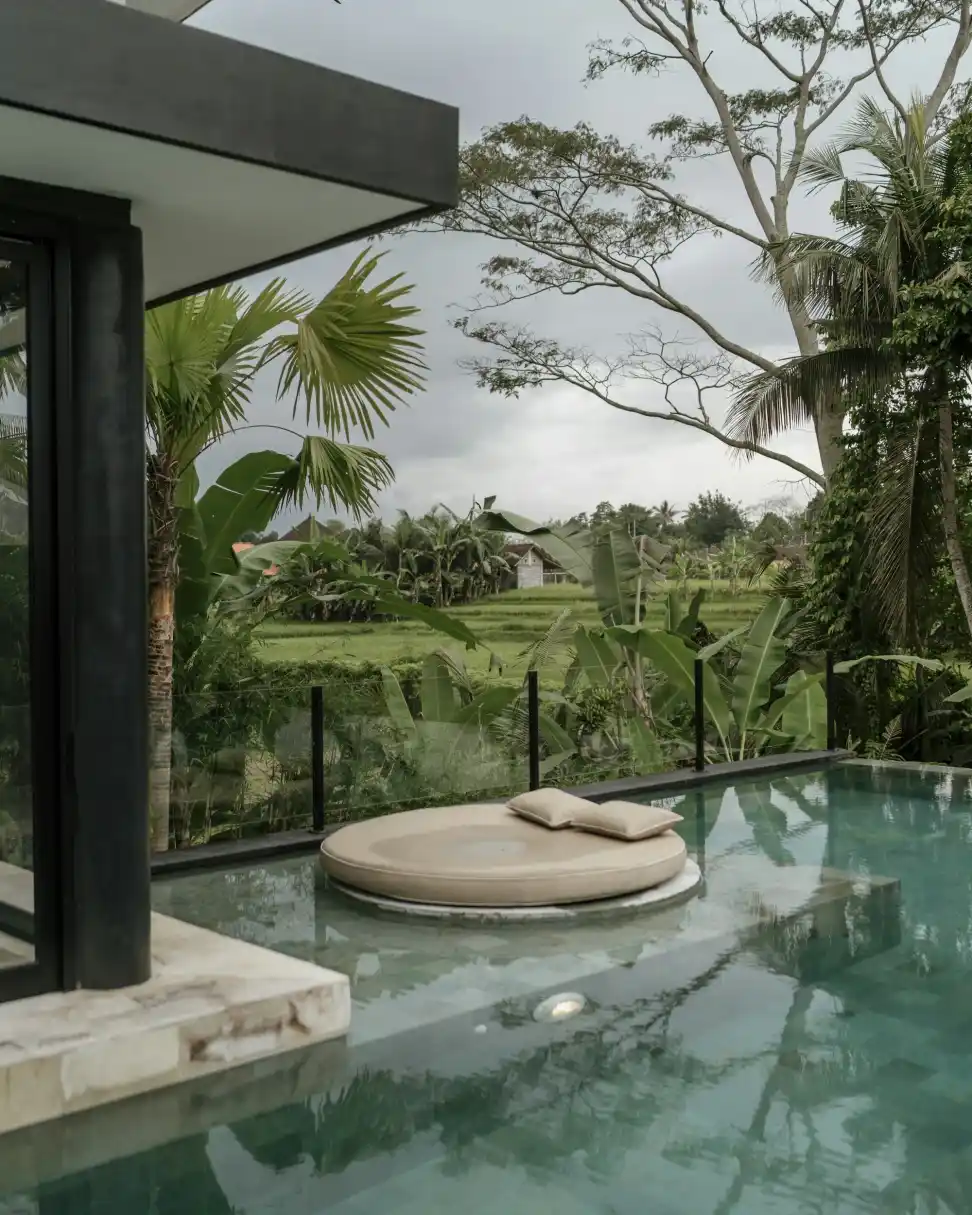Hồ bơi riêng của villa hai phòng ngủ, nhìn ra rặng cây và cánh đồng xanh