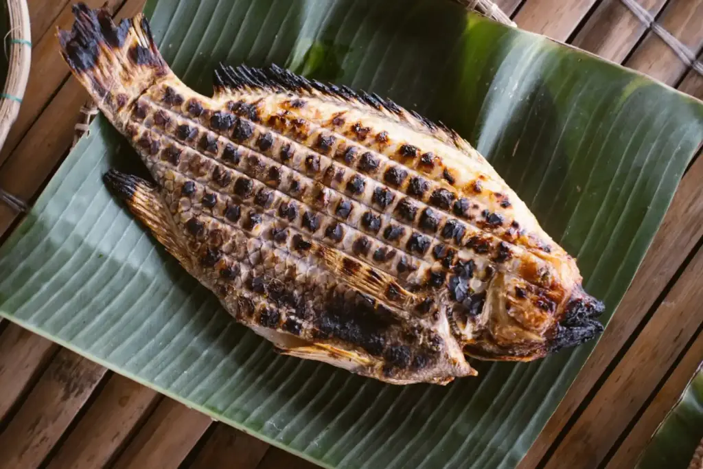 Cá nướng than vàng giòn đặt trên lá chuối, món hải sản nên thử cùng các đặc sản Phú Quốc