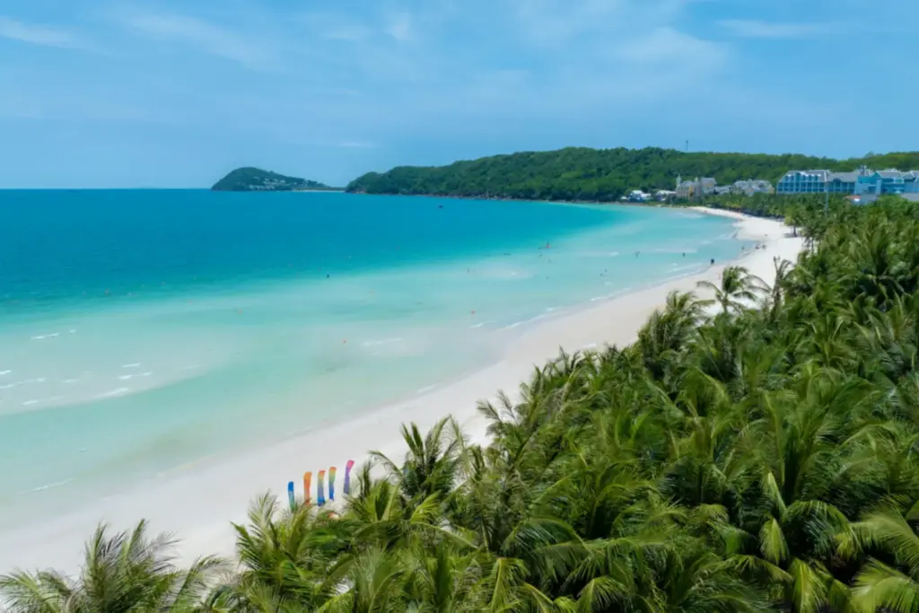 Bãi biển cát trắng và rừng dừa nhìn từ trên cao, gợi ý lịch trình Phú Quốc 5 ngày