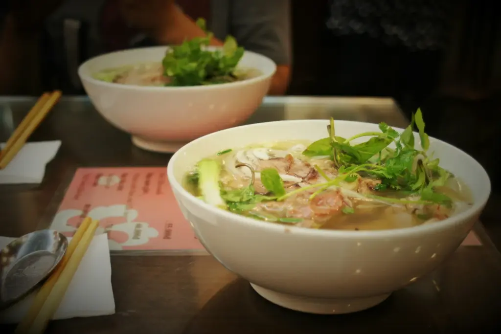 Hai bát phở bò nóng rắc hành