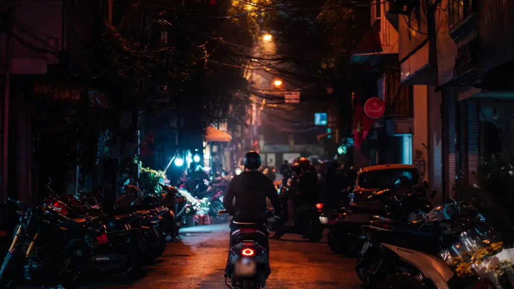 Phố nhỏ trong Phố Cổ buổi tối, đèn lồng đỏ