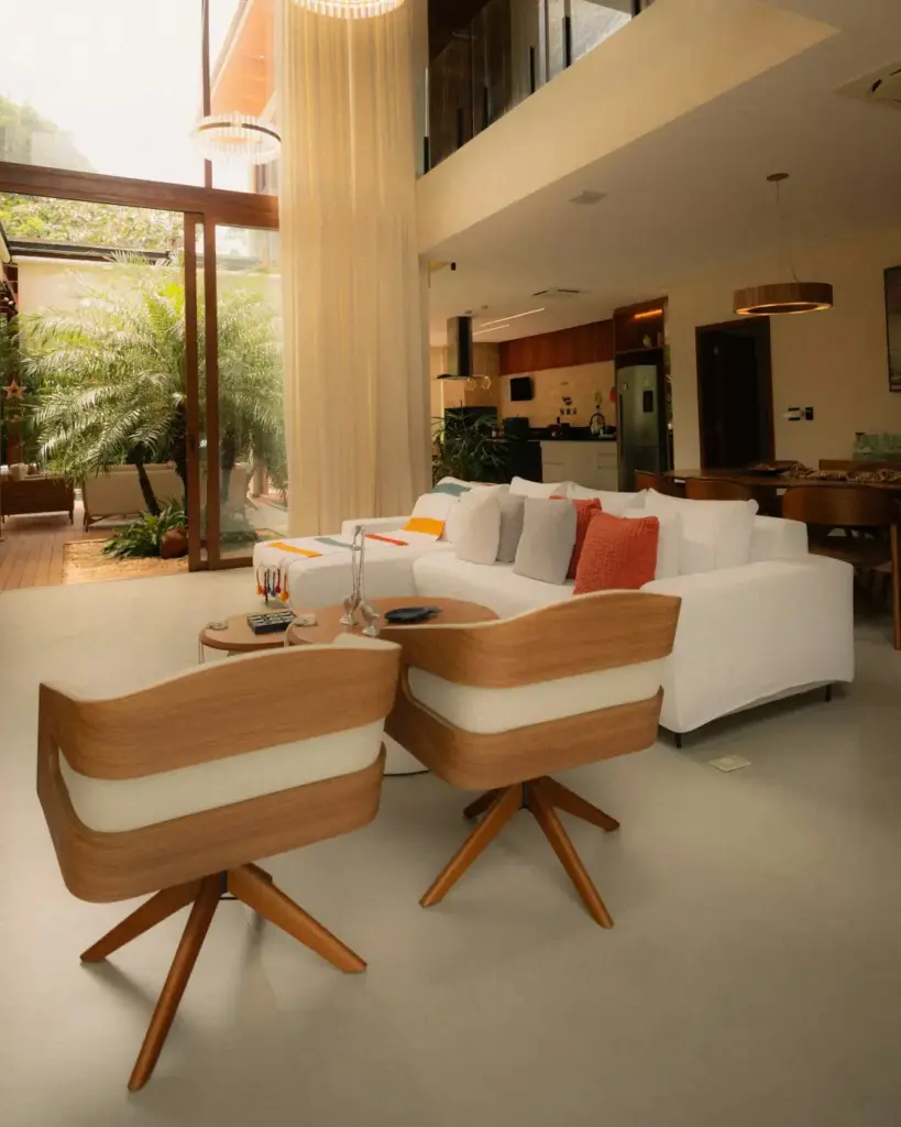 Phòng khách suite có sofa trắng và cửa kính nhìn ra vườn, chỗ làm việc từ xa ở Phú Quốc